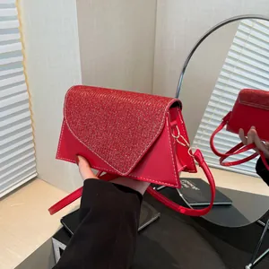Petit sac rétro rouge avec paillettes scintillantes et détails de coutures blanches