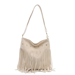 Boho-Umhängetasche in Creme aus Kunstleder mit langen Fransen und Metallösen-Details