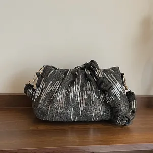 Moderne graue Plissee-Jeans-Tasche mit silbernen Pailletten und goldenen Haken
