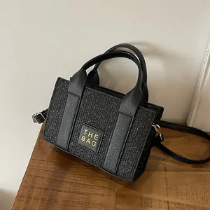 Sac à bandoulière noir pailleté avec texte THE BAG et bandoulière réglable chic