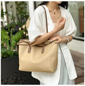 Detailansicht der beigen und braunen Leder-Tote Bag mit eleganten Steppnähten