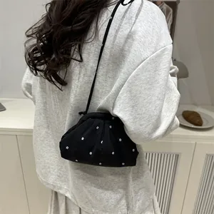 Sac plissé en mousseline à motif floral blanc avec une fine bandoulière noire femme