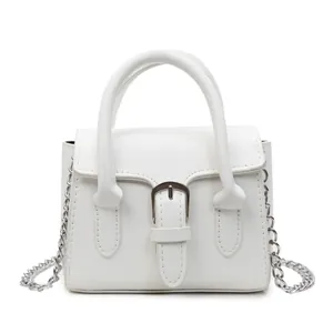 Minimalistische weiße quadratische Handtasche aus PU-Leder mit silbernem Kettengurt