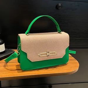 Borsa a mano a contrasto verde e beige con chiusura dorata e tracolla regolabile