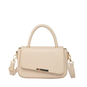 Sac à main bandoulière beige en similicuir avec rabat asymétrique et barre dorée chic