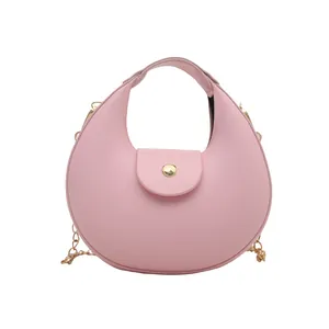Stijlvolle roze halvemaanvormige schoudertas met gouden ketting en matte afwerking