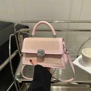 Roze crossbodytas met geweven textuurpaneel en zilverkleurige metalen sluiting