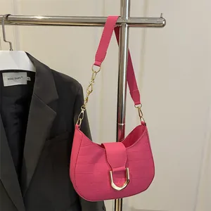 Felle roze halve maan tas met krokodillenreliëf en gouden U-vormige metalen gesp