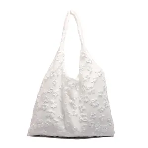 Minimalistische witte hobo tas met 3D bloemenkant en lange schouderbanden voor