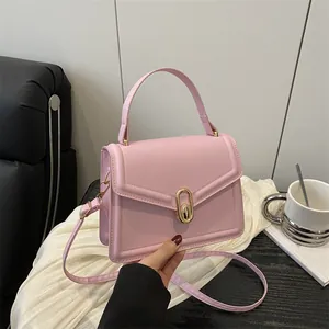 Roze kunstlederen crossbody tas met gouden ovale gesp en handvat voor dames
