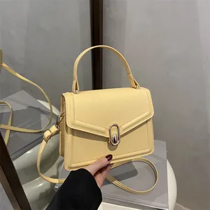 Crèmegele lederen crossbodytas met metalen draaisluiting voor de casual zomer van 2025