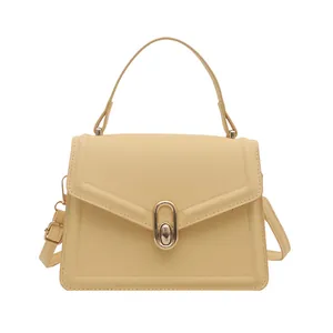 Minimalistische crèmekleurige crossbodytas met gouden metalen draaisluiting