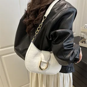 Witte hobo tas met krokodillenreliëf en gouden ketting getoond op een model