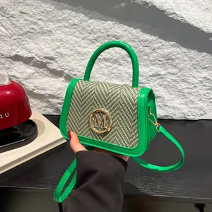 Mini borsa a tracolla verde con trama a spina di pesce e fibbia a M dorata alla moda