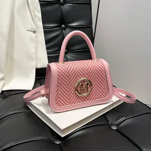 Borsa a mano intrecciata rosa con logo M dorato e tracolla in pelle regolabile