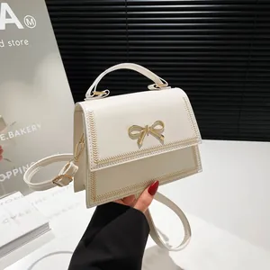 Elegante Bolso Cuadrado Pequeño para Mujer con Lazo de Metal Bolso Bandolera de Cuero PU con Puntadas de Contraste Color Sólido