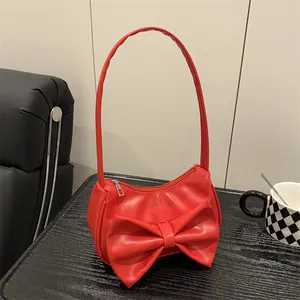 Sac sous le bras chic en similicuir rouge avec grand nœud et fermeture zippée argentée