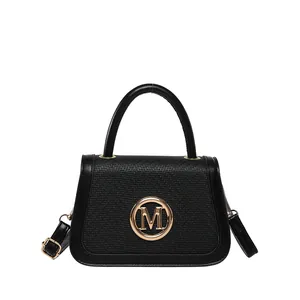 Elegante borsa a tracolla nera con trama intrecciata e logo M dorato da donna