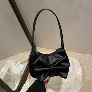 Sac à bandoulière élégant en similicuir noir doté d'un grand nœud décoratif et poignée