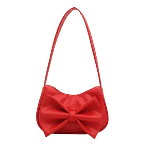 Sac bandoulière tendance en cuir PU rouge avec un grand nœud et une forme épurée