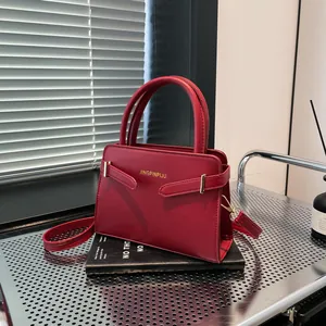 Retro dieprode vierkante crossbodytas met handvaten en verstelbare schouderriem