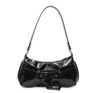 Sac baguette vintage Y2K en cuir verni noir avec laçage et œillets argentés chic