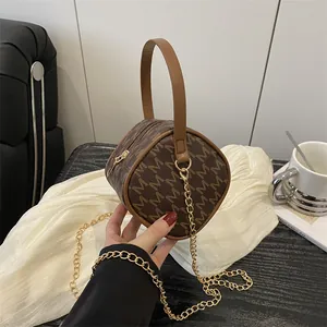 Mini sac rétro avec imprimé M, poignée en cuir et bandoulière en chaîne dorée