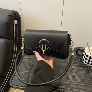 Elegante bolso de hombro negro con cierre dorado y solapa ondulada para mujer