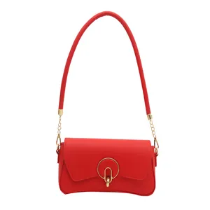 Bolso de hombro rojo con hebilla metálica dorada y asa tubular redonda para mujer