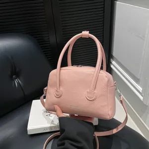 Sac à main bowling en cuir rose à texture litchi avec bandoulière et détails argent