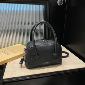 Sac bowling chic en cuir noir avec poignées et bandoulière réglable pour femmes