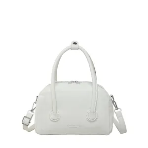 Sac bowling blanc chic pour femmes avec texture cuir et détails métalliques argentés