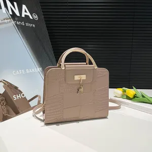 Minimalistische beige crossbodytas met hertenhanger en krokodillentextuur in een chique stijl