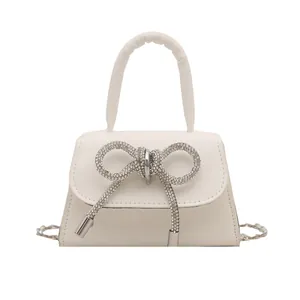 Elegante witte crossbody tas met strass strik en zilveren ketting voor dames