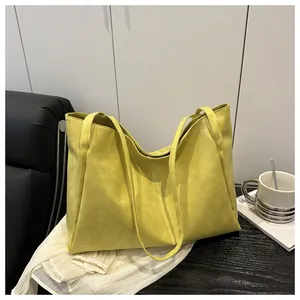 Detailaufnahme der limettengelben minimalistischen Tragetasche mit weicher Ledertextur