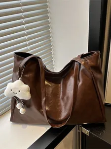 Minimalistische große braune Kunstleder-Shopper-Tasche mit weißem Plüsch-Wolkenanhänger