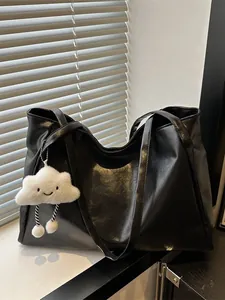 Minimalistische schwarze PU-Leder-Einkaufstasche mit weißem Plüsch-Wolkenanhänger