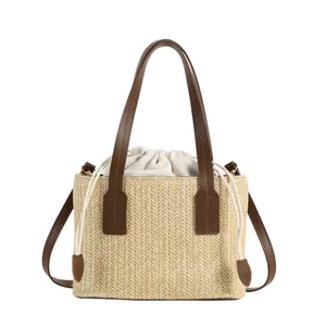 Sac fourre-tout d'été en paille avec anses en cuir marron et bandoulière réglable sur blanc