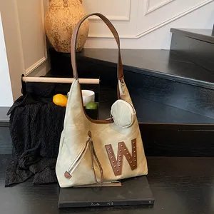 Bolso tote retro de lona con letra W de cuero, remaches y un pequeño monedero