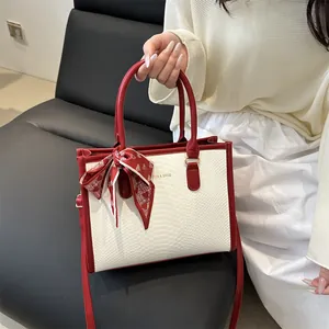 Sac fourre-tout contrasté rouge et blanc avec foulard en soie et texte gaufré