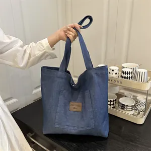 Sac Cabas en Denim pour Femmes Grande Capacité Mode Décontractée Sac à Épaule Avec Poche Avant Écusson en Cuir Fermoir Magnétique