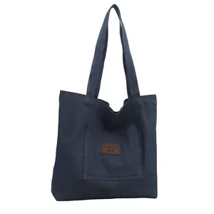 Grand sac cabas en denim bleu marine avec étiquette en similicuir brun pour 2025