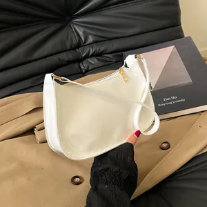 Dames Glanzende Lakleren Okseltas Retro Halve Maan Schoudertas Kleine Minimalistische Tas Met Gouden Hardware Voor Dagelijkse Mode
