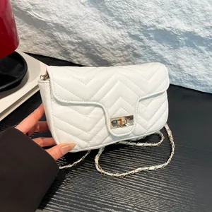 Damen Gesteppte PU Leder Umhängetasche Mit Zickzackmuster Metallschloss Goldene Kette Kleine Quadratische Tasche Für Den Alltag