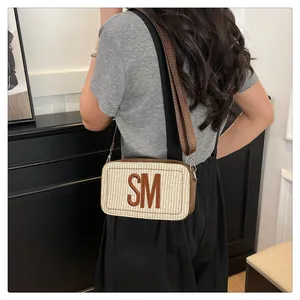 Detail der gewebten Umhängetasche mit SM-Stickerei und braunem Lederbesatz