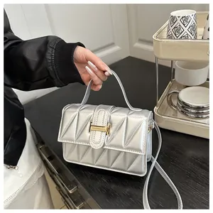 Silberne Stepptasche mit goldenem H-Verschluss und luxuriöser Textur in der Nahaufnahme