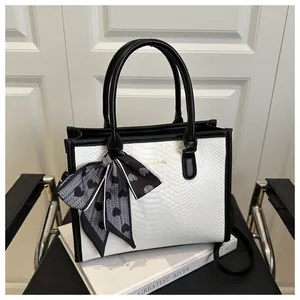 Sac carré contrasté noir et blanc avec foulard en soie et texture serpent chic