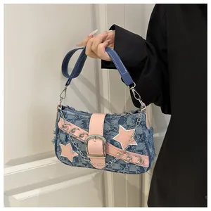 Detail van Y2K denim schoudertas met roze sterren, metalen kettingen en zilveren gesp