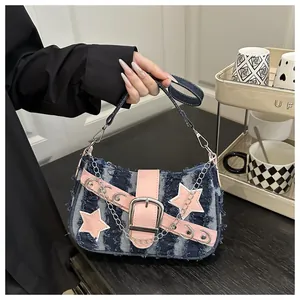 Detailopname van Y2K denim schoudertas met franjes, sterren en zilveren metalen ketting