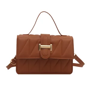 Stepptasche in Karamelbraun mit goldener Schnalle und verstellbarem Schultergurt